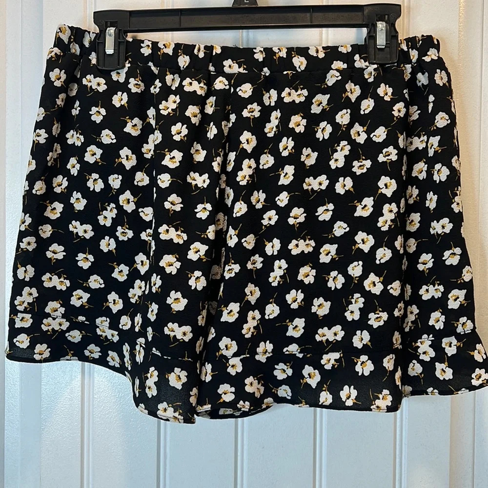 Joe B Black Ruffle Shorts with White Floral Design. Size Large. - Picture 3 of 8